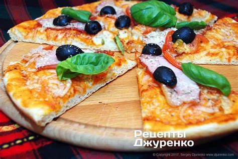 Пицца с нежным куриной мясом и ароматными оливками