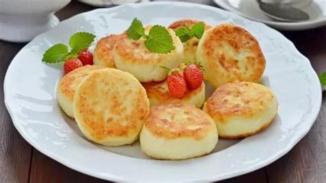 Приготовление вкусных и нежных закусок из творога в духовке: путь к идеальным сырникам