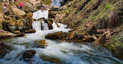 Процесс формирования водопадов в горах